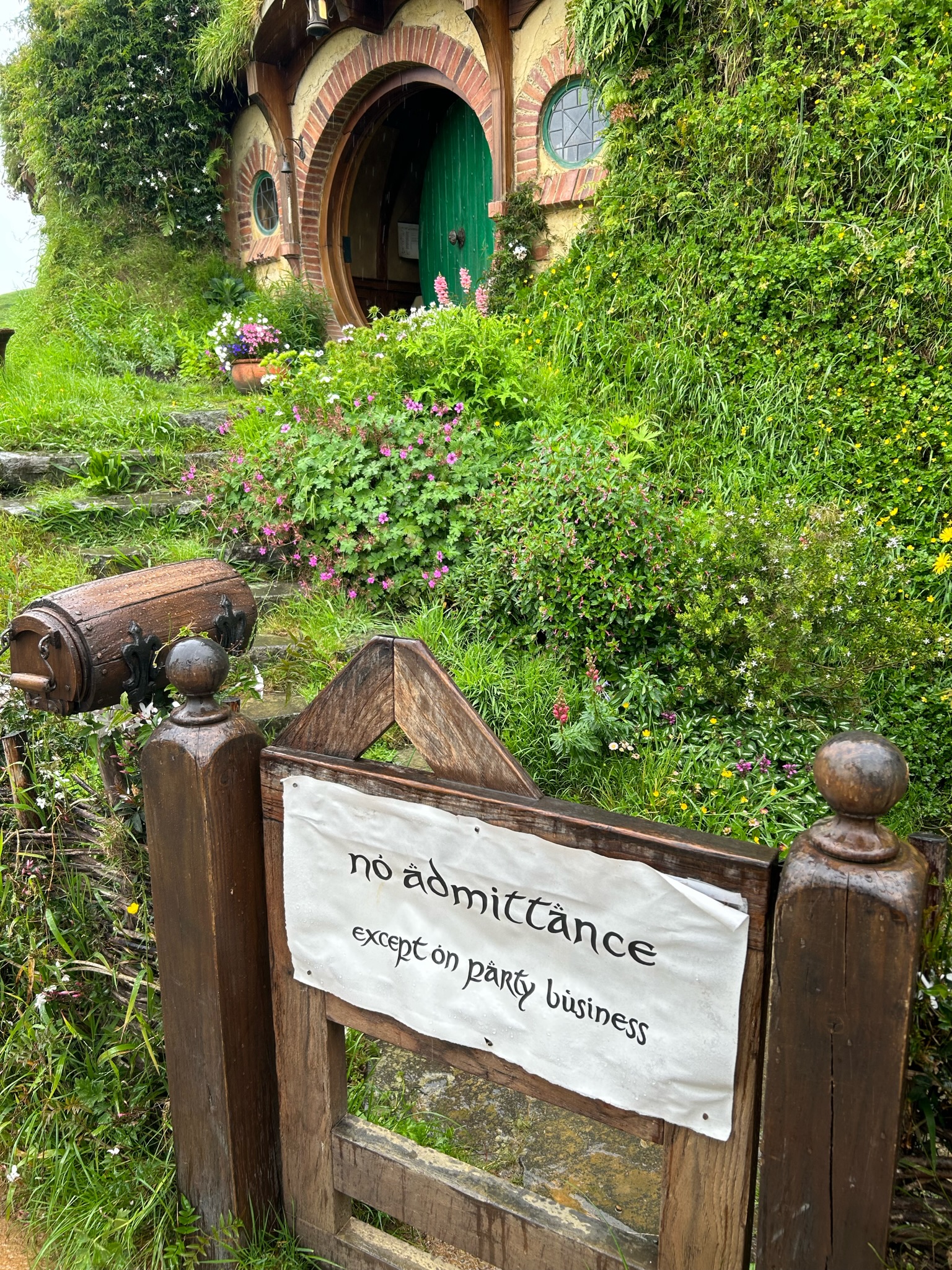 Hobbiton Movie Set: A Day Trip from Auckland Worth Every Kilometer